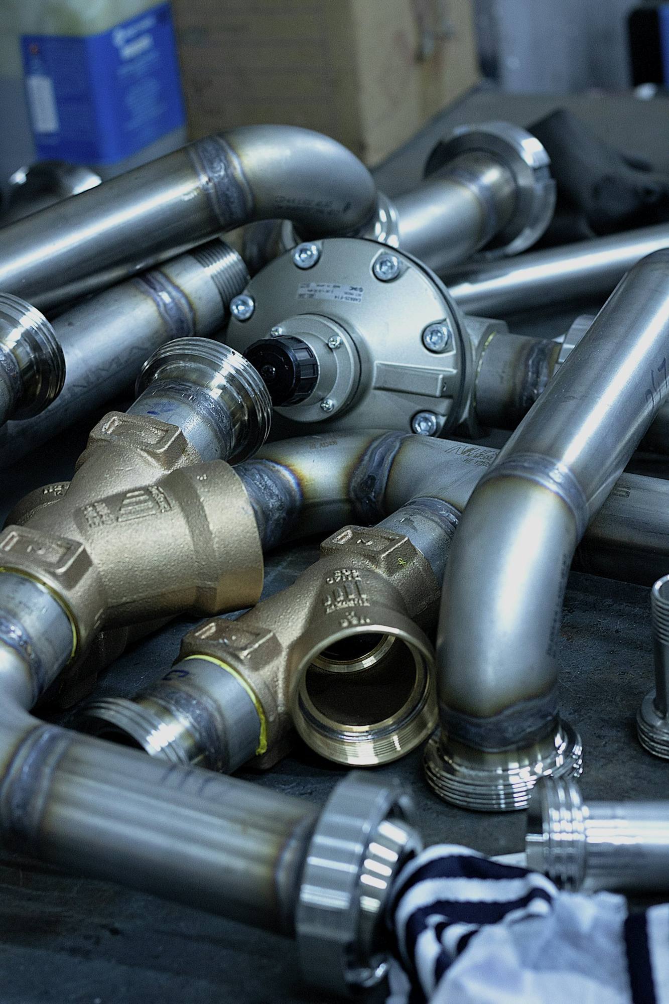 Industrial valves and pipe fittings